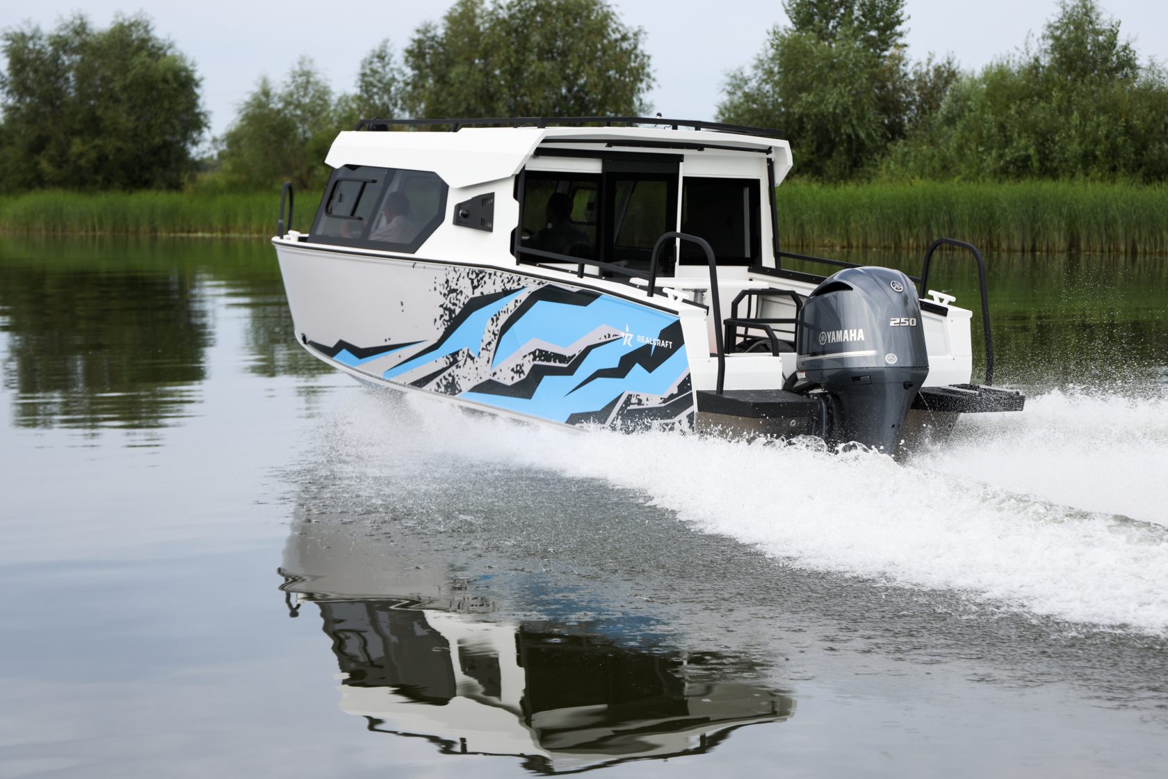REALCRAFT 700 Cabin