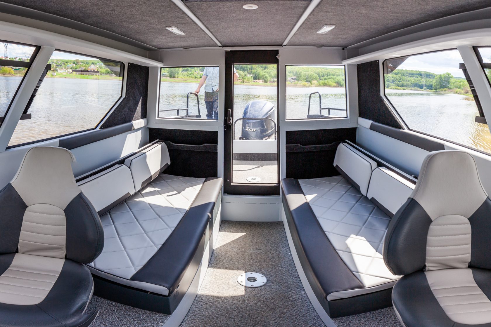 REALCRAFT 700 Cabin